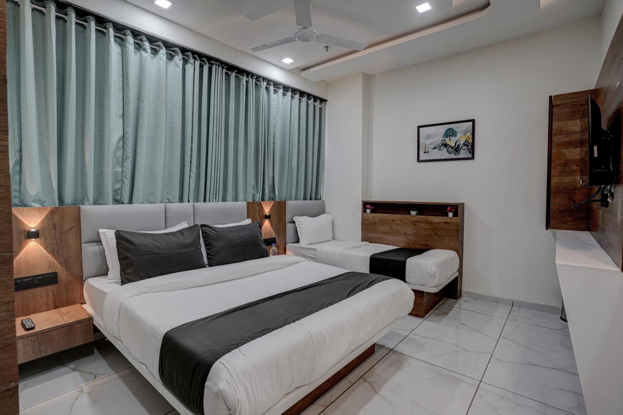 Hotel Paris Plaza Ahmadabad Zewnętrze zdjęcie