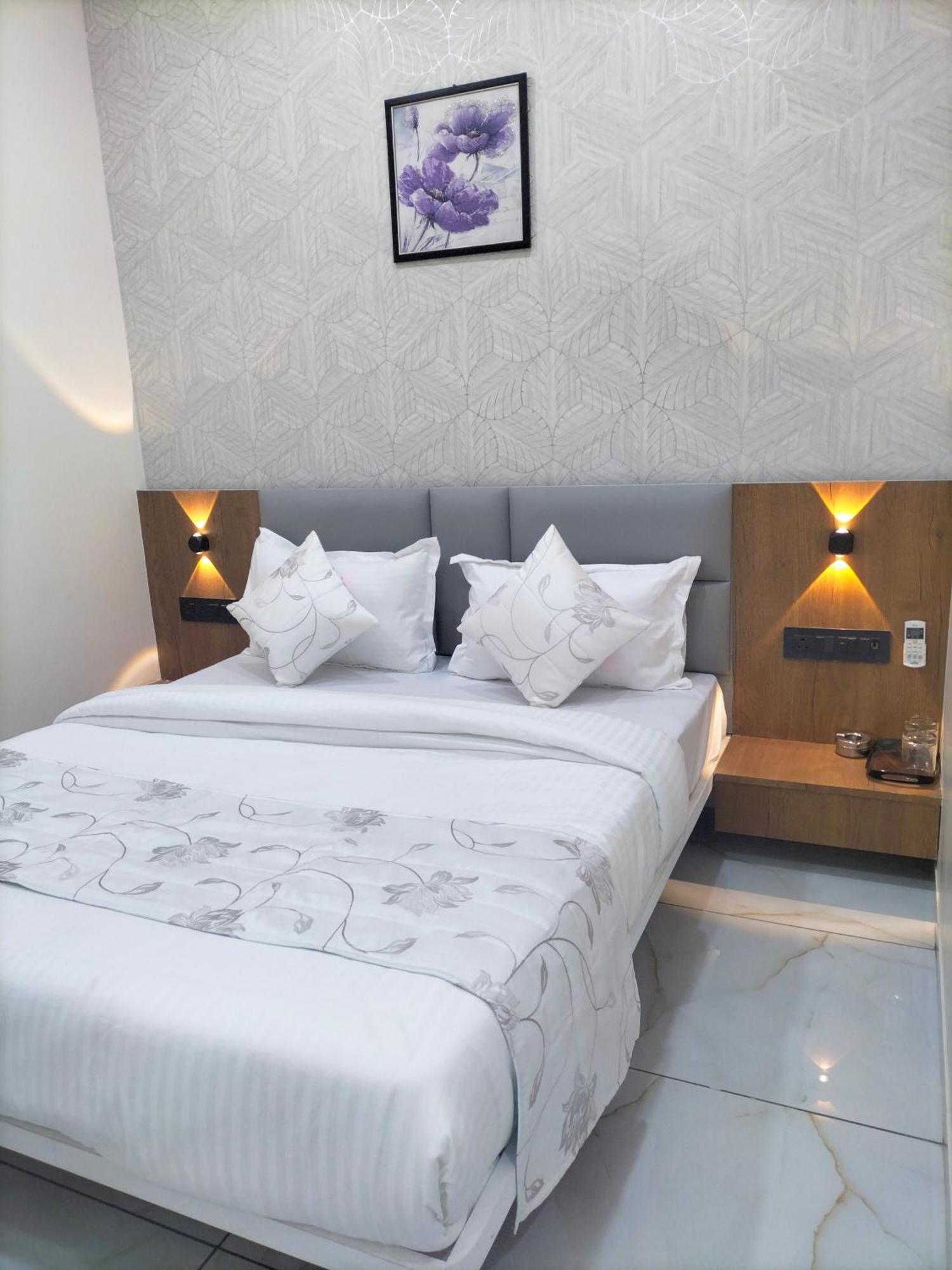 Hotel Paris Plaza Ahmadabad Zewnętrze zdjęcie